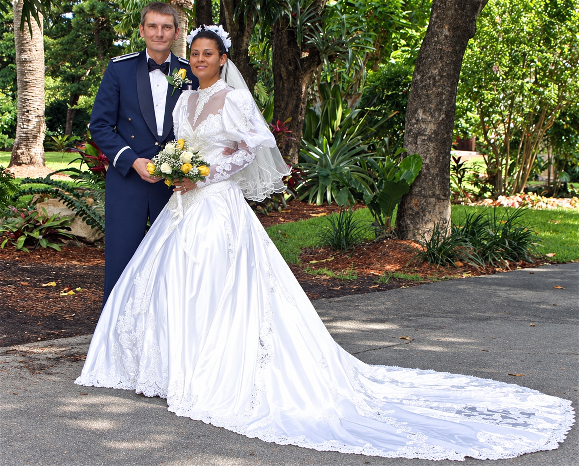 Pareja de recién casados en un jardín: nuestro primer matrimonio internacional, en 2004.